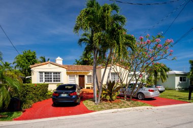 Surfside Miami, FL, ABD - 1 Mayıs 2021: Surfside 'da Miami Dade County' nin bir alt bölümü olan bekar aile evleri serisi