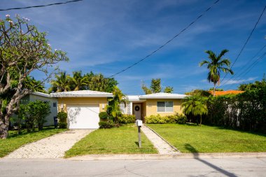 Surfside Miami, FL, ABD - 1 Mayıs 2021: Surfside 'da Miami Dade County' nin bir alt bölümü olan bekar aile evleri serisi