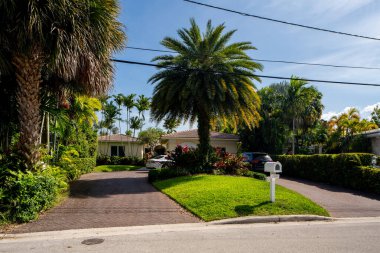 Surfside Miami, FL, ABD - 1 Mayıs 2021: Surfside 'da Miami Dade County' nin bir alt bölümü olan bekar aile evleri serisi