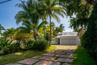 Surfside Miami, FL, ABD - 1 Mayıs 2021: Surfside 'da Miami Dade County' nin bir alt bölümü olan bekar aile evleri serisi