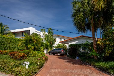 Surfside Miami, FL, ABD - 1 Mayıs 2021: Surfside 'da Miami Dade County' nin bir alt bölümü olan bekar aile evleri serisi