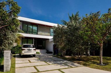 Surfside Miami, FL, ABD - 1 Mayıs 2021: Surfside 'da Miami Dade County' nin bir alt bölümü olan bekar aile evleri serisi