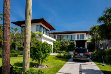 Surfside Miami, FL, ABD - 1 Mayıs 2021: Surfside 'da Miami Dade County' nin bir alt bölümü olan bekar aile evleri serisi