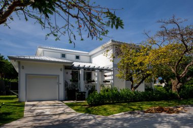 Surfside Miami, FL, ABD - 1 Mayıs 2021: Surfside 'da Miami Dade County' nin bir alt bölümü olan bekar aile evleri serisi