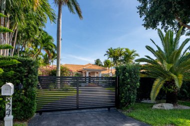 Surfside Miami, FL, ABD - 1 Mayıs 2021: Surfside 'da Miami Dade County' nin bir alt bölümü olan bekar aile evleri serisi