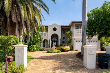 Surfside Miami, FL, ABD - 1 Mayıs 2021: Surfside 'da Miami Dade County' nin bir alt bölümü olan bekar aile evleri serisi