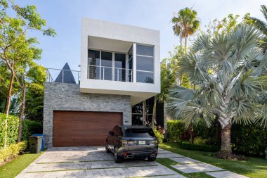 Surfside Miami, FL, ABD - 1 Mayıs 2021: Surfside 'da Miami Dade County' nin bir alt bölümü olan bekar aile evleri serisi