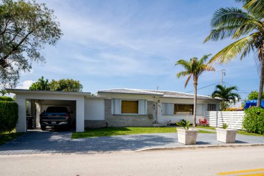 Surfside Miami, FL, ABD - 1 Mayıs 2021: Surfside 'da Miami Dade County' nin bir alt bölümü olan bekar aile evleri serisi