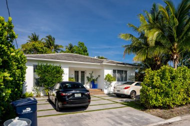 Surfside Miami, FL, ABD - 1 Mayıs 2021: Surfside 'da Miami Dade County' nin bir alt bölümü olan bekar aile evleri serisi