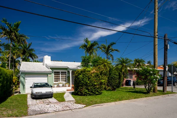 Surfside Miami, FL, ABD - 1 Mayıs 2021: Surfside 'da Miami Dade County' nin bir alt bölümü olan bekar aile evleri serisi