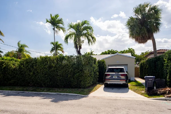 Surfside Miami, FL, ABD - 1 Mayıs 2021: Surfside 'da Miami Dade County' nin bir alt bölümü olan bekar aile evleri serisi