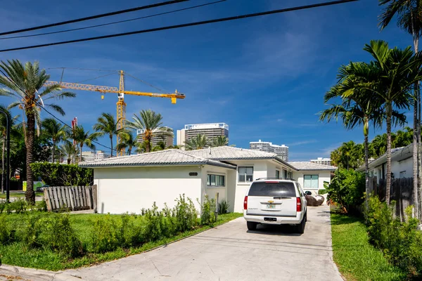 美国佛罗里达州迈阿密郊区 2021年5月1日 位于迈阿密戴德县Surfside的单身家庭住房系列照片 — 图库照片