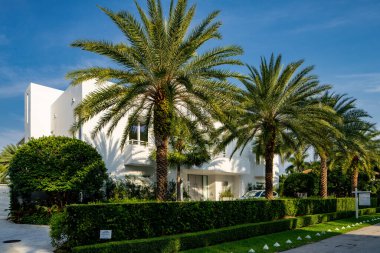 Fort Lauderdale, FL, ABD - 1 Mayıs 2021: Broward Dade County 'nin deniz kıyısında bir alt birimi olan Las Olas Adaları' ndaki tek bir aile evinin fotoğrafı