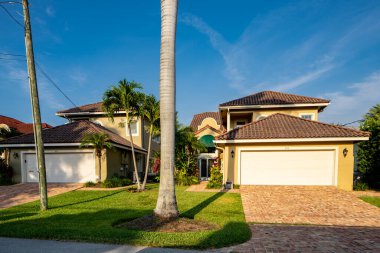 Fort Lauderdale, FL, ABD - 1 Mayıs 2021: Broward Dade County 'nin deniz kıyısında bir alt birimi olan Las Olas Adaları' ndaki tek bir aile evinin fotoğrafı