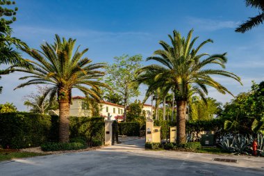 Fort Lauderdale, FL, ABD - 1 Mayıs 2021: Broward Dade County 'nin deniz kıyısında bir alt birimi olan Las Olas Adaları' ndaki tek bir aile evinin fotoğrafı