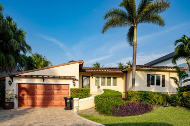 Fort Lauderdale, FL, ABD - 1 Mayıs 2021: Broward Dade County 'nin deniz kıyısında bir alt birimi olan Las Olas Adaları' ndaki tek bir aile evinin fotoğrafı