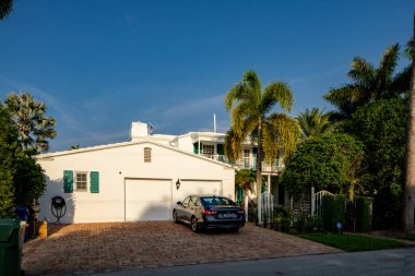 Fort Lauderdale, FL, ABD - 1 Mayıs 2021: Broward Dade County 'nin deniz kıyısında bir alt birimi olan Las Olas Adaları' ndaki tek bir aile evinin fotoğrafı