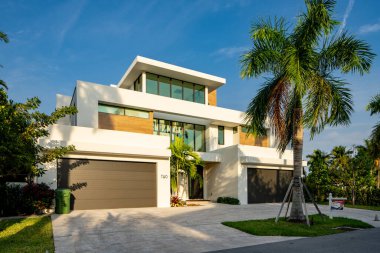 Fort Lauderdale, FL, ABD - 1 Mayıs 2021: Broward Dade County 'nin deniz kıyısında bir alt birimi olan Las Olas Adaları' ndaki tek bir aile evinin fotoğrafı