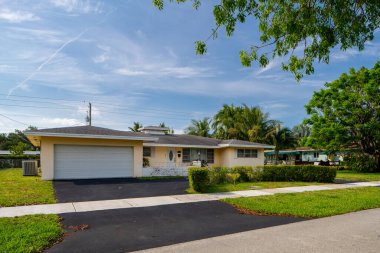 Hollywood, FL, ABD - 3 Mayıs 2021: Hollywood Hills semtleri Florida ABD 'de tek kişilik aile evleri serisi