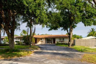 Hollywood, FL, ABD - 3 Mayıs 2021: Hollywood Hills semtleri Florida ABD 'de tek kişilik aile evleri serisi