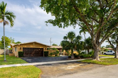 Hollywood, FL, ABD - 3 Mayıs 2021: Hollywood Hills semtleri Florida ABD 'de tek kişilik aile evleri serisi