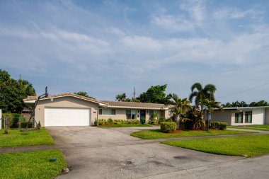 Hollywood, FL, ABD - 3 Mayıs 2021: Hollywood Hills semtleri Florida ABD 'de tek kişilik aile evleri serisi