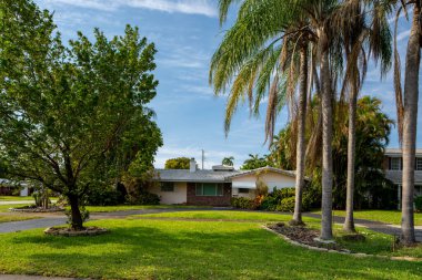 Hollywood, FL, ABD - 3 Mayıs 2021: Hollywood Hills semtleri Florida ABD 'de tek kişilik aile evleri serisi