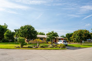 Hollywood, FL, ABD - 3 Mayıs 2021: Hollywood Hills semtleri Florida ABD 'de tek kişilik aile evleri serisi