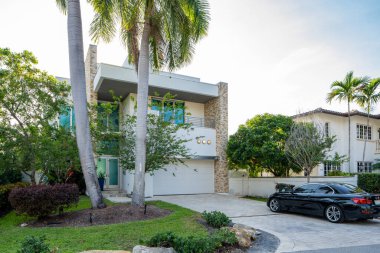 Fort Lauderdale, FL, ABD - 1 Mayıs 2021: Broward Dade County 'nin deniz kıyısında bir alt birimi olan Las Olas Adaları' ndaki tek bir aile evinin fotoğrafı