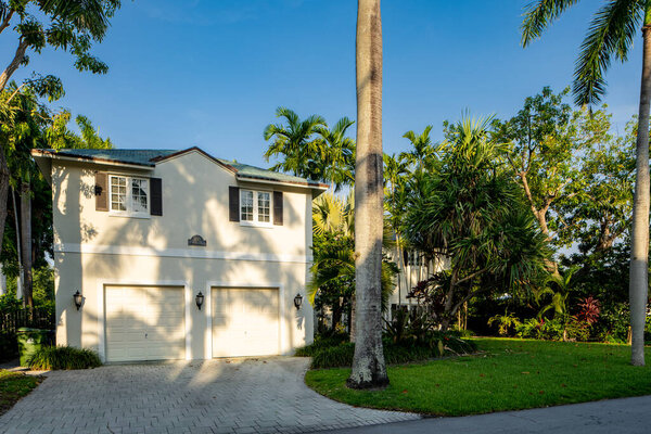 Форт-Лодердейл, штат Флорида, США - 1 мая 2021 года: Фотография единственного семейного дома в районе Лас-Олас-Айлс, который находится на берегу моря в элитном подразделении округа Броуард-Даде