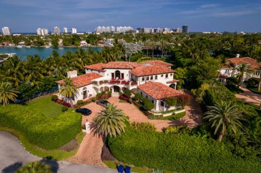 Miami Beach, FL, ABD - 3 Mayıs 2021: La Gorce Adası 'ndaki lüks bir evin havadan çekilmiş fotoğrafı