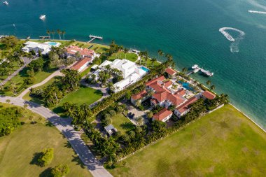 Miami Beach, FL, ABD - 3 Mayıs 2021: La Gorce Adası 'ndaki lüks bir evin havadan çekilmiş fotoğrafı