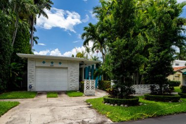 Miami Beach, FL, ABD - 10 Mayıs 2021: La Gorce Adası 'ndaki lüks bir evin fotoğrafı