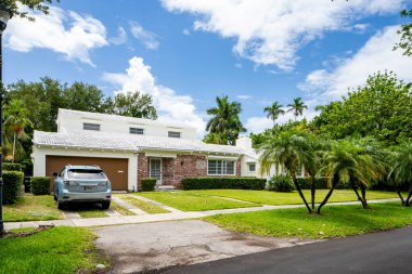 Miami Beach, FL, ABD - 10 Mayıs 2021: La Gorce Adası 'ndaki lüks bir evin fotoğrafı