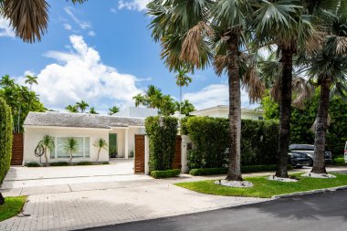 Miami Beach, FL, ABD - 10 Mayıs 2021: La Gorce Adası 'ndaki lüks bir evin fotoğrafı