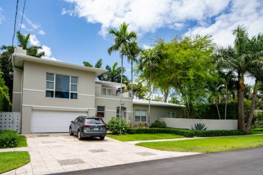 Miami Beach, FL, ABD - 10 Mayıs 2021: La Gorce Adası 'ndaki lüks bir evin fotoğrafı