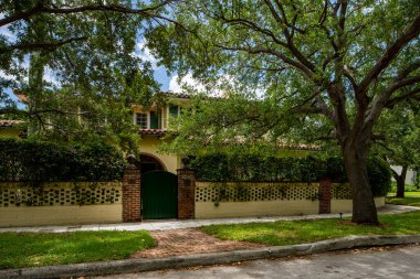 Miami Beach, FL, ABD - 10 Mayıs 2021: La Gorce Adası 'ndaki lüks bir evin fotoğrafı