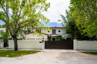 Miami Beach, FL, ABD - 10 Mayıs 2021: La Gorce Adası 'ndaki lüks bir evin fotoğrafı