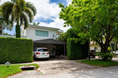 Miami Beach, FL, ABD - 10 Mayıs 2021: La Gorce Adası 'ndaki lüks bir evin fotoğrafı
