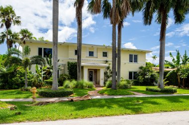 Miami Beach, FL, ABD - 10 Mayıs 2021: La Gorce Adası 'ndaki lüks bir evin fotoğrafı