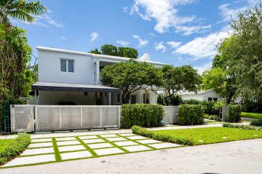 Miami Beach, FL, ABD - 10 Mayıs 2021: La Gorce Adası 'ndaki lüks bir evin fotoğrafı
