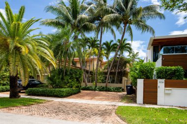 Miami Beach, FL, ABD - 10 Mayıs 2021: La Gorce Adası 'ndaki lüks bir evin fotoğrafı