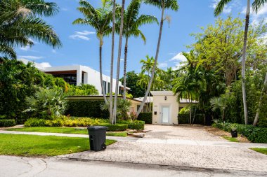 Miami Beach, FL, ABD - 10 Mayıs 2021: La Gorce Adası 'ndaki lüks bir evin fotoğrafı