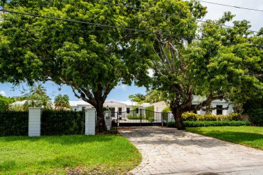 Miami Beach, FL, ABD - 10 Mayıs 2021: La Gorce Adası 'ndaki lüks bir evin fotoğrafı