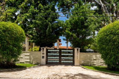 Miami Beach, FL, ABD - 10 Mayıs 2021: La Gorce Adası 'ndaki lüks bir evin fotoğrafı