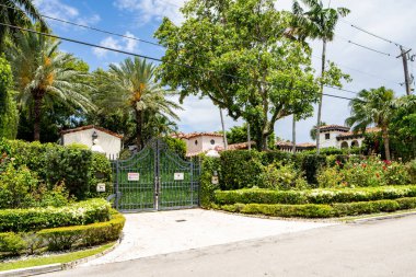 Miami Beach, FL, ABD - 10 Mayıs 2021: La Gorce Adası 'ndaki lüks bir evin fotoğrafı