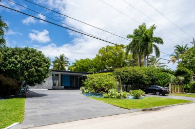 Miami Beach, FL, ABD - 10 Mayıs 2021: La Gorce Adası 'ndaki lüks bir evin fotoğrafı