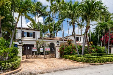 Miami Beach, FL, ABD - 10 Mayıs 2021: La Gorce Adası 'ndaki lüks bir evin fotoğrafı