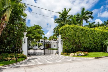 Miami Beach, FL, ABD - 10 Mayıs 2021: La Gorce Adası 'ndaki lüks bir evin fotoğrafı