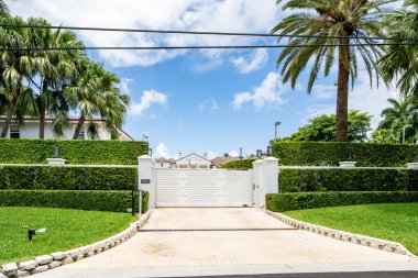 Miami Beach, FL, ABD - 10 Mayıs 2021: La Gorce Adası 'ndaki lüks bir evin fotoğrafı
